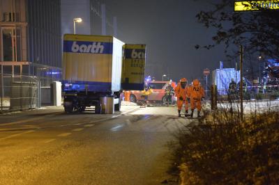 Stuttgart-Fasanenhof: Gefahrgut laeuft aus Anhaenger - Feuerwehr im Grosseinsatz